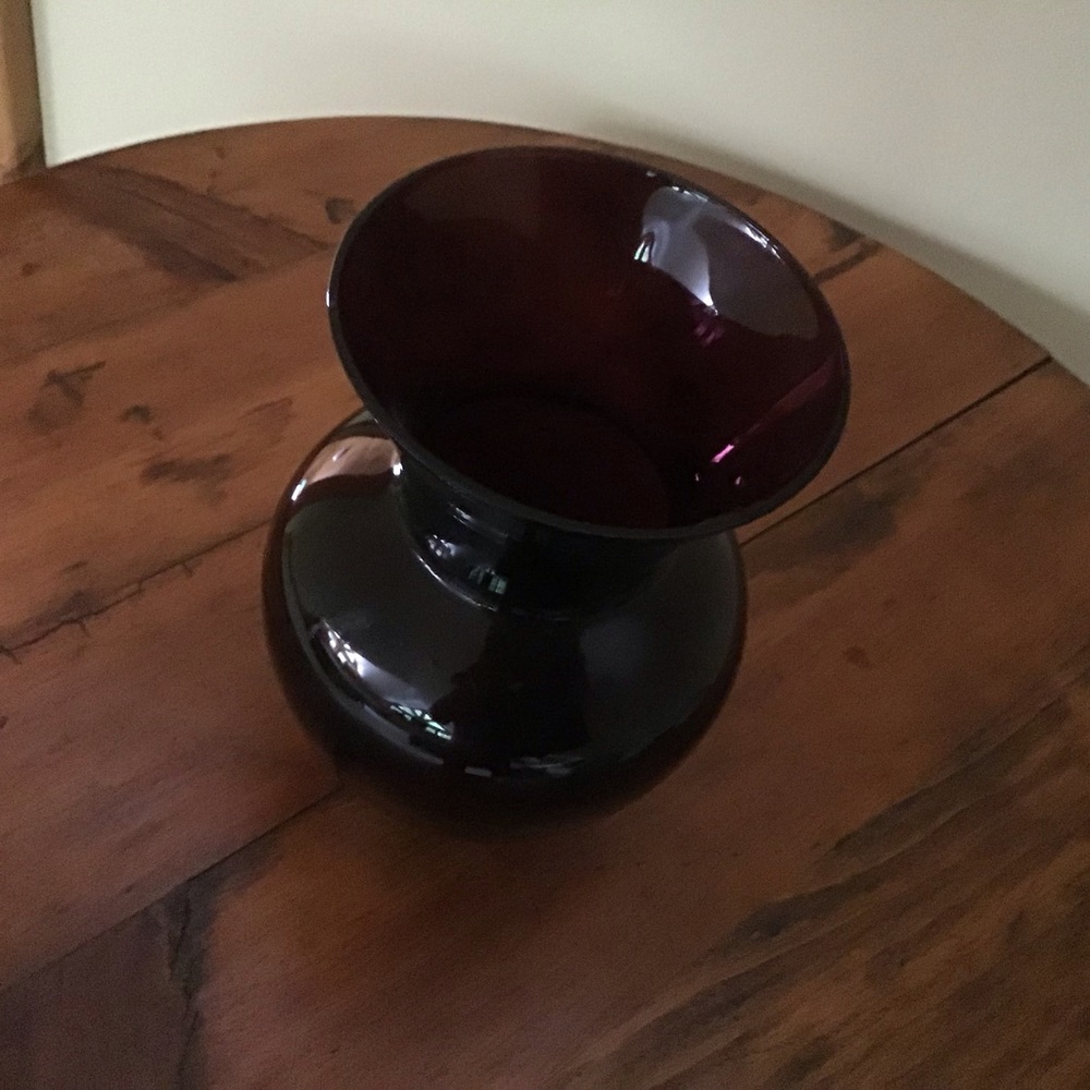 Elegant Burgundy Glass Vase - Picture 2 of 3